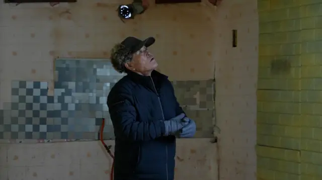 폐건물을 둘러보는 김춘근 씨