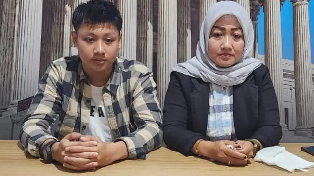 Doni Amansah didampingi Ibunya, Samsuani, dalam Konferensi Pers di Kantor LBH HAMI pada 17 Juli 2023.