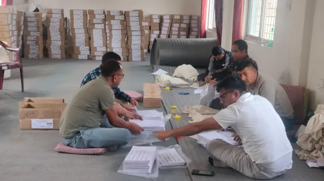 मतपत्रको तयारी गर्दै निर्वाचन आयोगका कर्मचारी