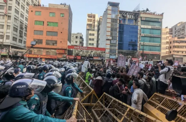 বুধবার ঢাকায় ভারতীয় দূতাবাস অভিমুখে মিছিলকারীদের ঠেকিয়ে দিচ্ছে পুলিশ