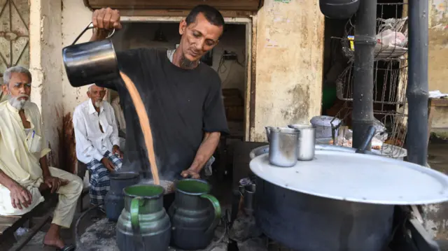 कराची में एक चाय की दुकान