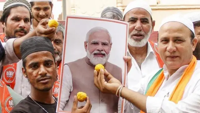 ભાજપના કેટલાક મુસ્લિમ સમર્થકો વડાપ્રધાન નરેન્દ્ર મોદીના 73માં જન્મદિવસની ઉજવણી તેમની તસવીર સાથે કરી રહ્યા છે. આ તસવીર ગુરુગ્રામની જામા મસ્જિદ પાસે લેવામાં આવી છે.