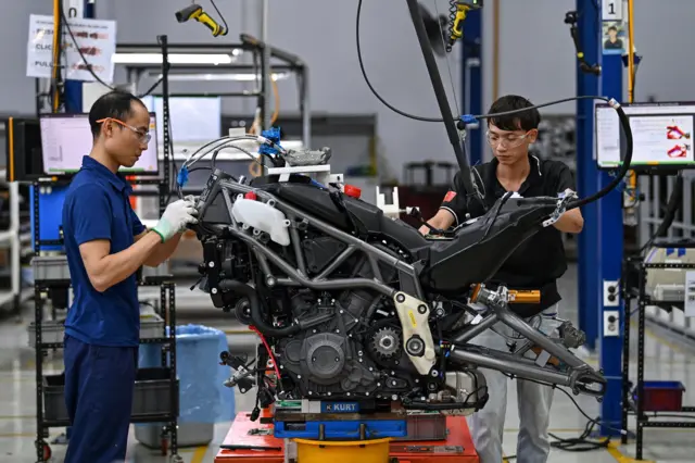 So với các nước trong khu vực như Singapore, Malaysia, Indonesia, Thái Lan, Việt Nam có năng suất lao động thấp. Trong khi đó, số giờ làm việc của người Việt Nam ở mức cao.