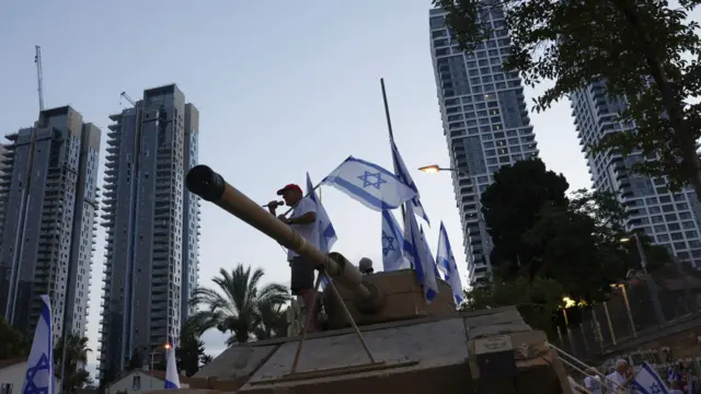 तेल अभिभमा इजरेली बन्धकहरूको रिहाइ र प्रधानमन्त्री बेन्जमिन नेतन्याहूको राजीनामा माग्दै आन्दोलन भइरहेका छन्