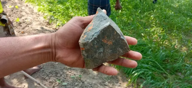 সংঘর্ষে ভারতীয়দের ছোঁড়া পাথর