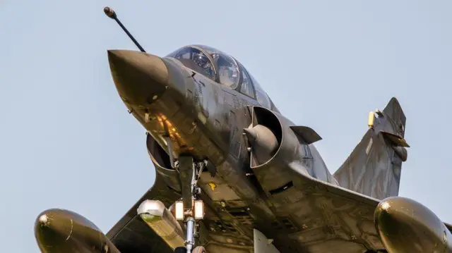 மிராஜ் 2000 ரக போர் விமானம் 