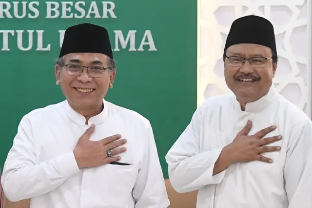 Ketua Umum PBNU Yahya Cholil Staquf (kiri) didampingi Sekjen PBNU Saifullah Yusuf (kanan).