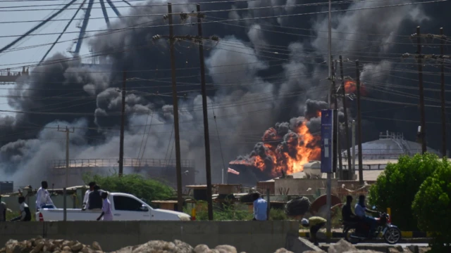 يتصاعد الدخان بعد غارات جوية شنتها قوات الدعم السريع شبه العسكرية على ميناء بورتسودان في مايو من العام الماضي