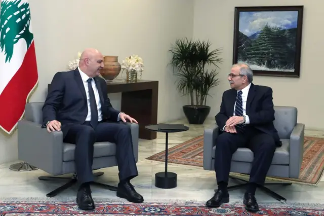 ژوزف عون ( سمت چپ با نواف سلام، نخست وزیر) در سخنرانی افتتاحیه خود، وعده اصلاحاتی را داد که باید مدت‌ها پیش عملی می‌شد و هشدار داد که آینده لبنان به تغییرات عمیق بستگی دارد