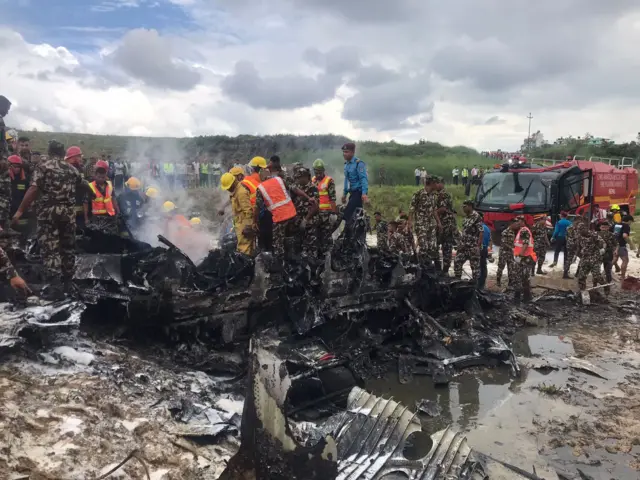 दुर्घटनास्थल विमानको भग्नावशेष 