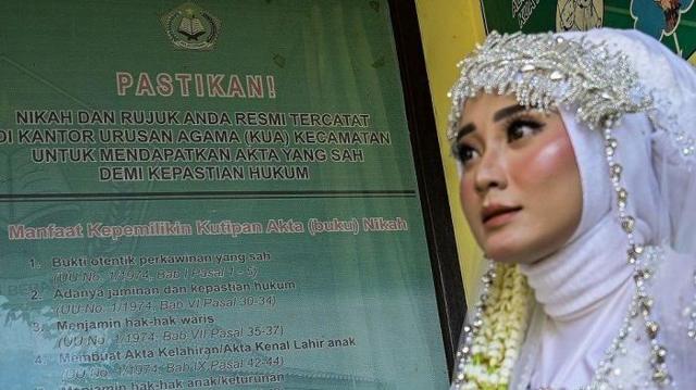 Calon pengantin wanita bersiap melakukan akad nikah di Kantor Urusan Agama (KUA) Kecamatan Pinang, Kota Tangerang, Banten, Jumat (1/2/2024).