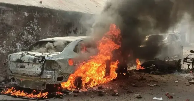 ক্ষুব্ধ জনতা বেশ কয়েকটি গাড়িতে আগুন ধরিয়ে দেয়