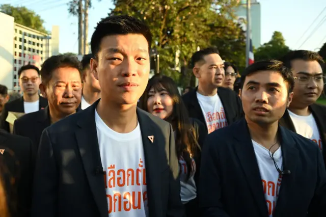 (ซ้าย) นายณัฐพงษ์ เรืองปัญญาวุฒิ หัวหน้าพรรคและแคนดิเดตนายกรัฐมนตรีอันดับหนึ่งของพรรคประชาชน ชี้แจงว่าพรรคไม่เคยอยู่ตรงข้ามกองทัพ แต่คำอธิบายเช่นนี้จะส่งให้พรรคชนะการเลือกตั้งอีกครั้งหรือไม่ 