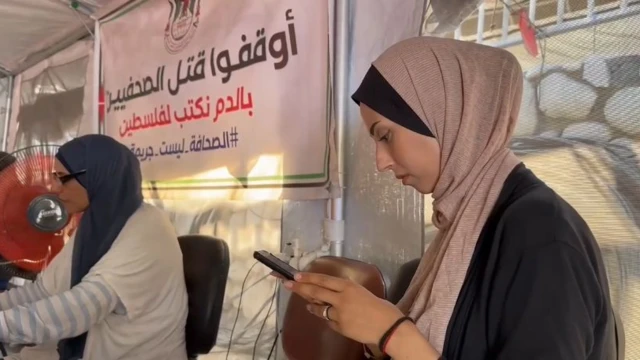 انځور کې د غزې ښځینه خبریالانې لیدل کېږي.