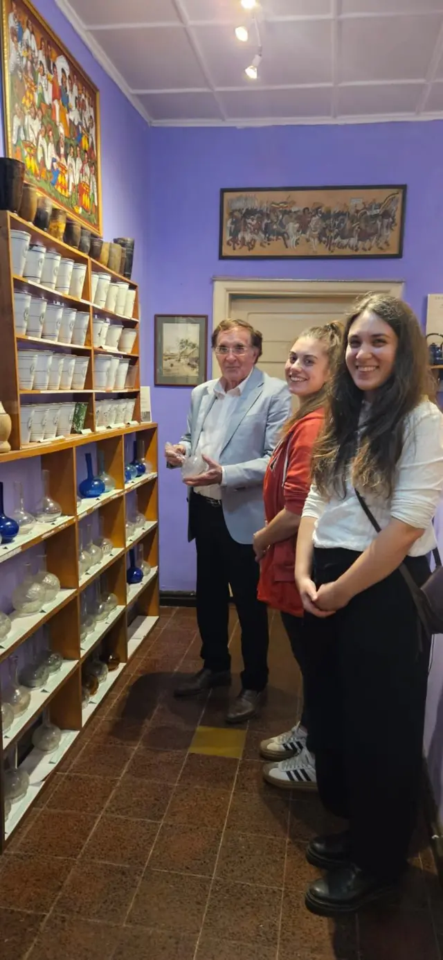 ጋሽ ኢየን ካምብል ቤታቸውን ለእንግዶች እያስጎበኙ