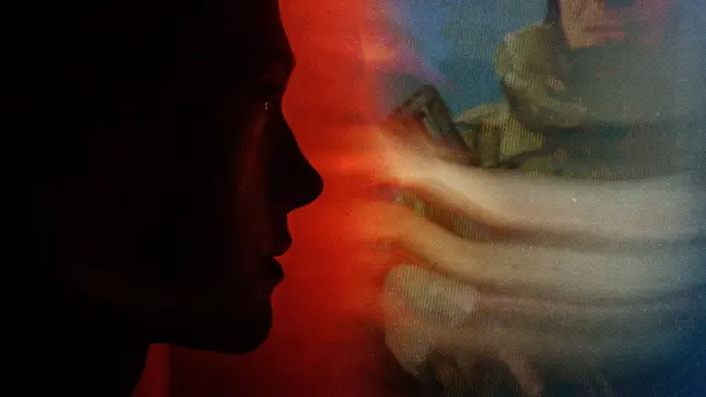 тінь обличчя жінки в профіль на червоному фоні, з іншого боку фото - чоловік у військовій формі зі зброєю, з вихром навколо нього