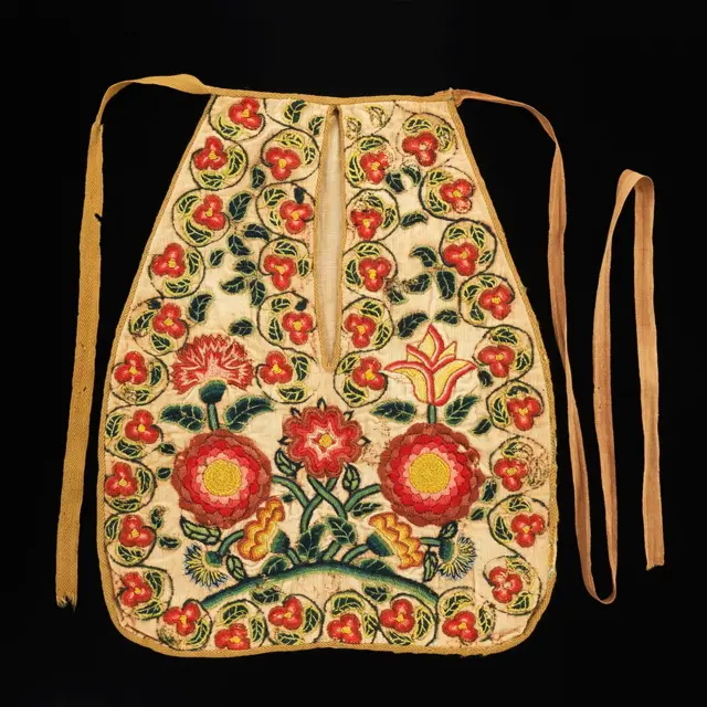 Пристібний варіант кишені із завʼязками та орнаментом з квітів