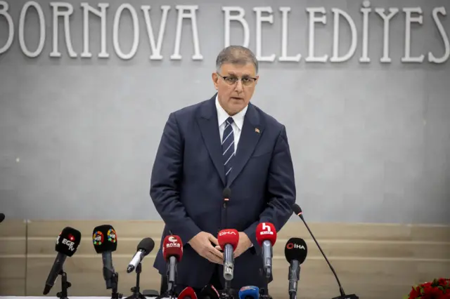 İzmir Büyükşehir Belediye Başkanı Cemil Tugay konuşma yaparken
