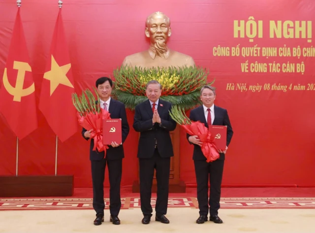 Tổng Bí thư, Chủ tịch nước Tô Lâm tặng hoa chúc mừng hai đồng hương Hưng Yên