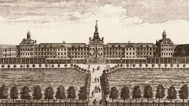 طرحی از نمای دور عمارت بیمارستان و محوطه پیرامونش