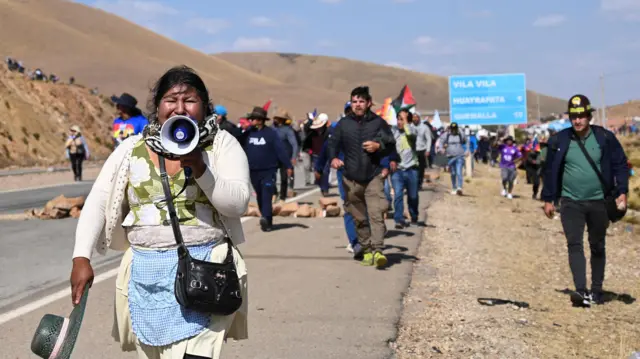 Personas se reúnen para bloquear el paso de una marcha encabezada por el ex presidente de Bolivia Evo Morales contra el presidente de Bolivia Luis Arce y su gobierno, en Vila Vila.