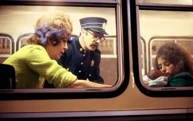 Des acteurs dans un train