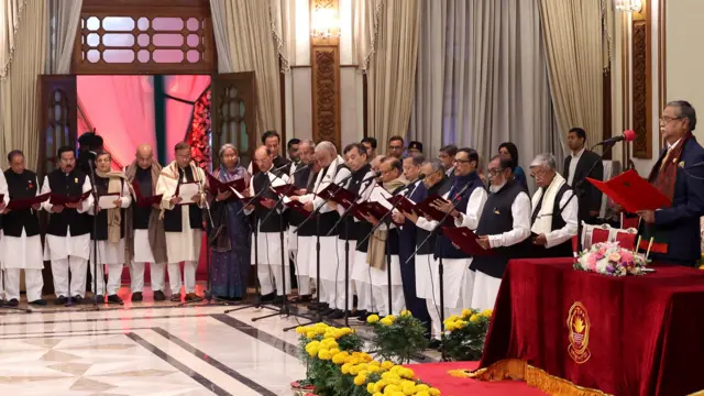 মন্ত্রীদের শপথ বাক্য পাঠ করান রাষ্ট্রপতি মোঃ সাহাবুদ্দিন।