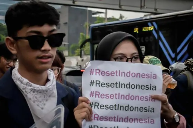 Seorang mahasiswa memegang plakat selama demonstrasi yang disebut "Piknik Rakyat Nasional: Hari Batas Waktu untuk 17+8 Tuntutan!" Di depan gedung parlemen.