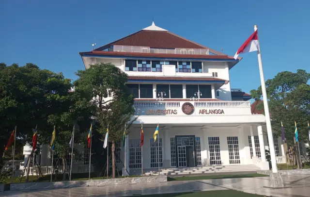 Sebuah gedung dengan cat dominan putih dan tulisan Universitas Airlangga.