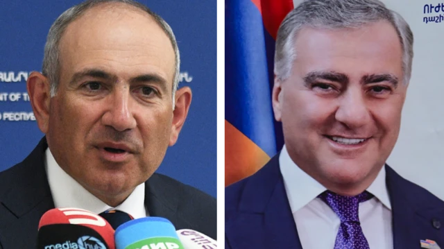 Solda mikrofonlara konuşan, takım elbiseli yaşlı, saçsız bir adam olan Nikol Pashinyan'ı gösteren kompozit bir görüntü; koyu takım elbise ve mor kravatlı gri saçlı yaşlı bir adam olan gülümseyen Samvel Karapetyan'ın posteri.