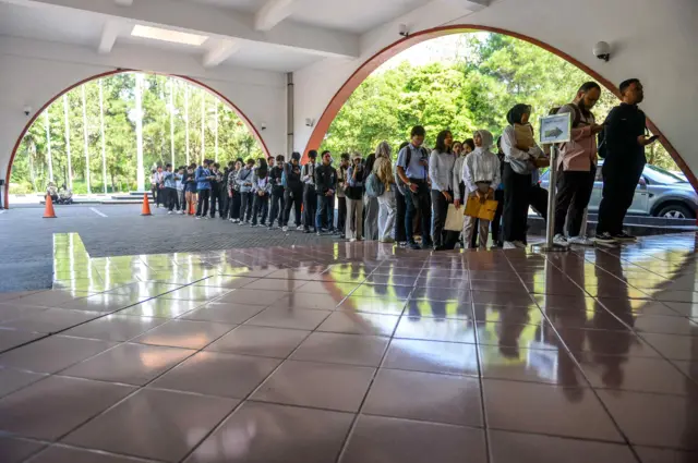 Pencari kerja antre untuk memasuki ruangan pada pameran bursa kerja di Gedung Sabuga, Bandung, Jawa Barat, Rabu (8/10/2025). Pameran bursa kerja yang menghadirkan 24 perusahaan dalam negeri dan satu perusahaan dari Eropa tersebut digelar sebagai wadah bagi pencari kerja, khususnya lulusan baru perguruan tinggi dan SMK untuk mendapatkan informasi lowongan pekerjaan sekaligus pemenuhan lapangan kerja profesional di Kota Bandung. 