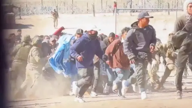 Migrantes en un anuncio del DHS corriendo a través de la frontera de EE.UU.