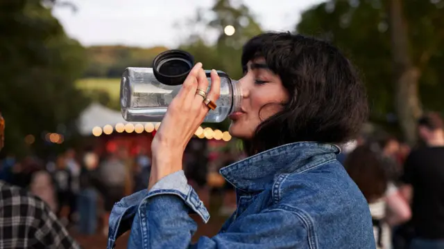 کارشناسان توصیه می‌کنند برای کاهش خطر یبوست، آب فراوان بنوشید