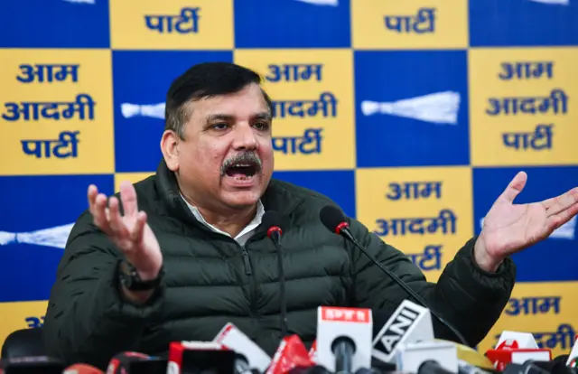 આમ આદમી પાર્ટીના સાંસદ સંજયસિંહ અને દિલ્હી સરકારના મંત્રી સૌરભ ભારદ્વાજ દિલ્હીમાં 6 ફ્લૅગ રોડ પર આવેલા સીએમ આવાસની બહાર ધરણા પર બેઠા છે.