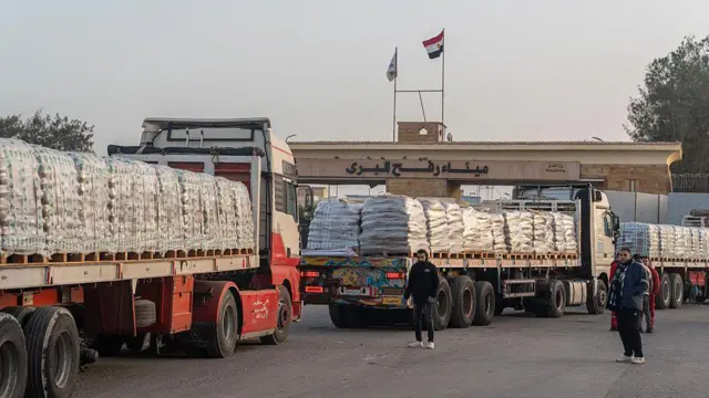 Refah sınır kapısın önünde bekleyen yardım malzemesi yüklü üç tır 