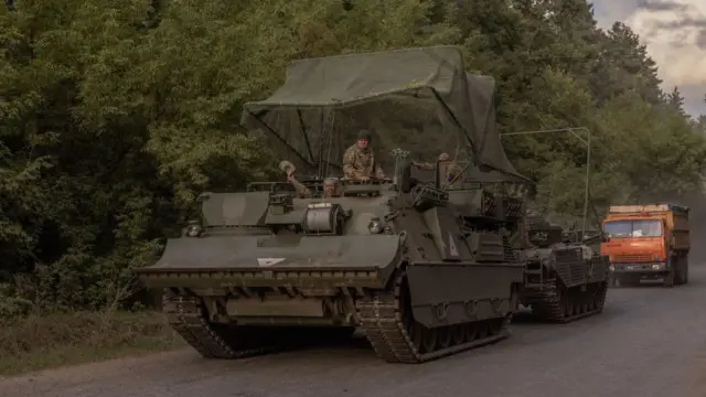 Un tanque ucraniano avanza en suelo ruso.