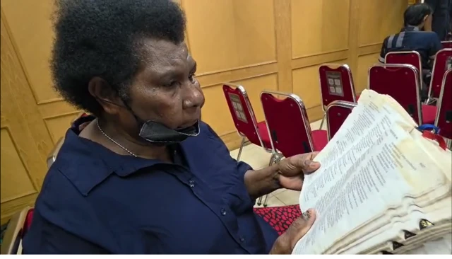 Mama Yasinta di dalam gereja di kawasan Menteng, Jakarta Pusat, Minggu (31/04) sedang membuka alkitab.