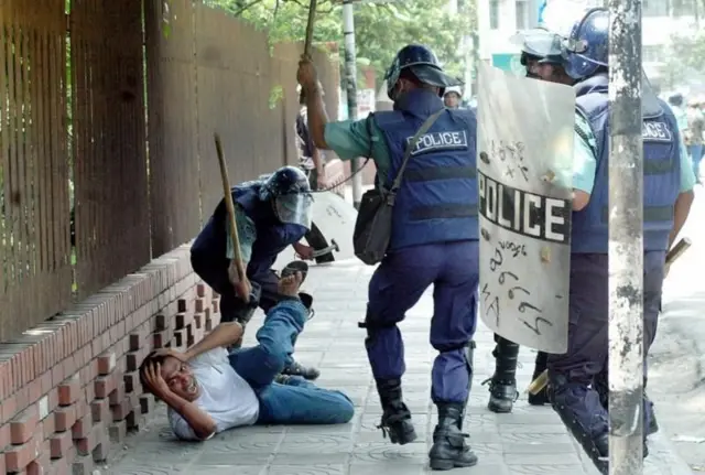 আন্দোলনকারীদের উপর পুলিশের অ্যাকশন