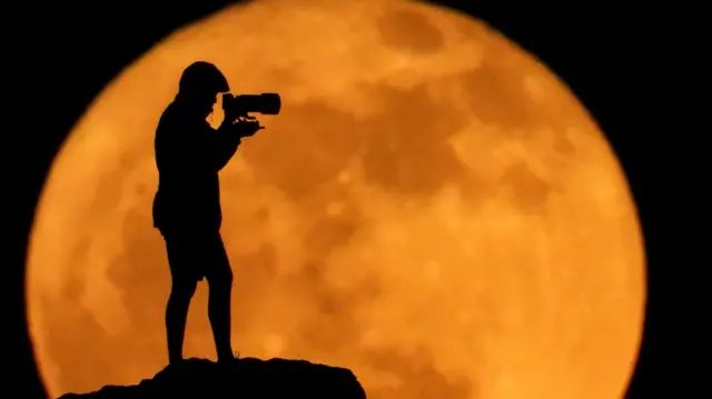 Silueta fotografa i mesec