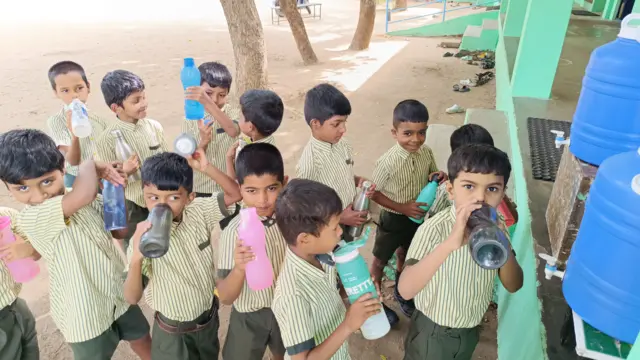 கோவையில் உள்ள ஒரு அரசு பள்ளியில் வட்டர் பெல் திட்டத்தின் கீழ் மாணவர்கள் தண்ணீர் குடித்தனர்.