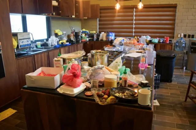 Una cocina con las encimeras llenas de empaques y bolsas de comida