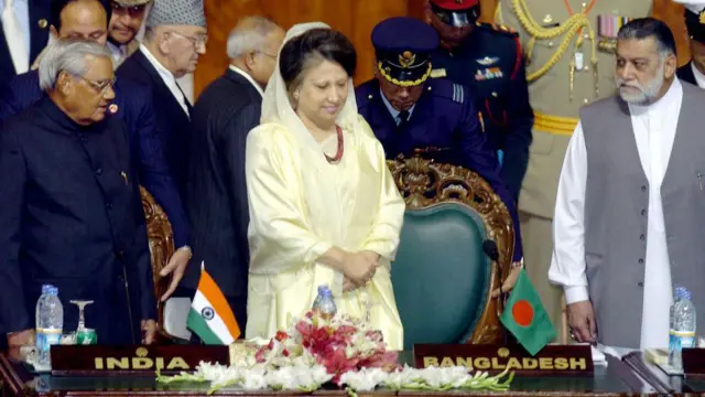 ২০০৪ সালে সার্কের একটি অনুষ্ঠানে ভারতের প্রধানমন্ত্রী অটল বিহারি বাজপেয়ী এবং পাকিস্তানের প্রধানমন্ত্রী জারাফুল্লাহ জামিলের সঙ্গে তৎকালীন প্রধানমন্ত্রী খালেদা জিয়া