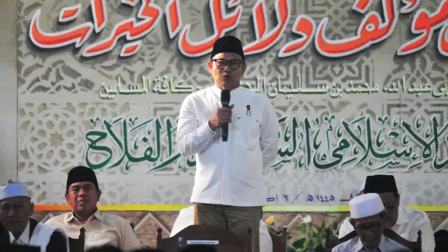 Ketua Umum Partai Kebangkitan Bangsa (PKB) yang juga bakal calon wakil presiden, Muhaimin Iskandar (tengah) menghadiri silaturahmi dalam acara peringatan Maulid Nabi di Pondok pesantren Darul Falah, Jekulo, Kudus, Jawa Tengah, Senin (2/10/2023).