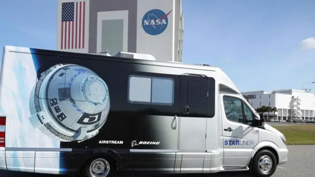 नासा के बाहर बोइंग की खड़ी एक बस 