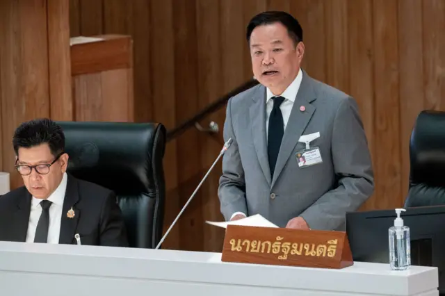 นายอนุทิน (ขวา) และ นายเอกนิติ รองนายกรัฐมนตรี