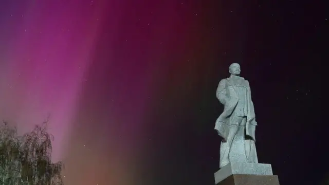 آسمان صورتی بر فراز شهر تارا در جنوب غربی سیبری در روسیه، بر فراز مجسمه ولادیمیر لنین