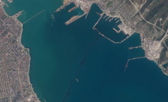 Спутниковый снимок порта и черного пятна, тянущегося по воде