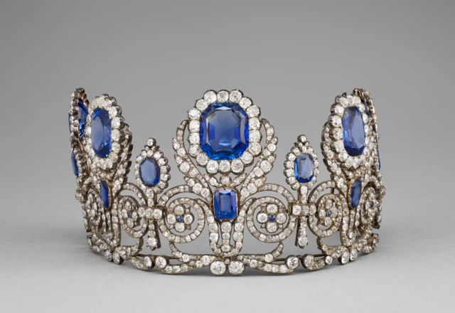 Una corona de plata con incrustaciones de diamantes y piedras azules
