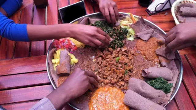 አብረው የሚመገቡ ሰዎች