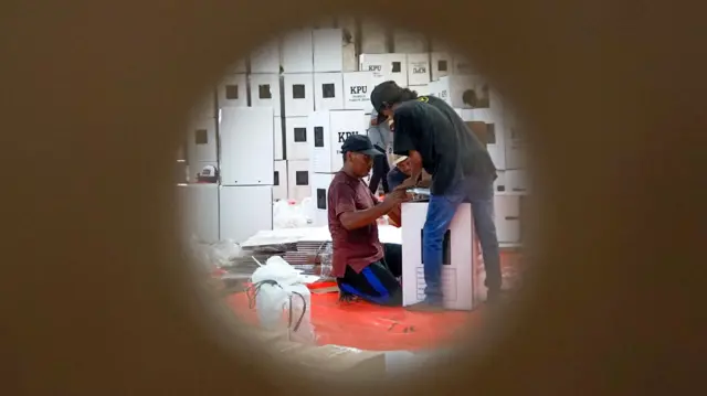 Petugas merakit kotak suara di Gudang KPU, Kabupaten Batang, Jawa Tengah, Kamis (21/12/2023).